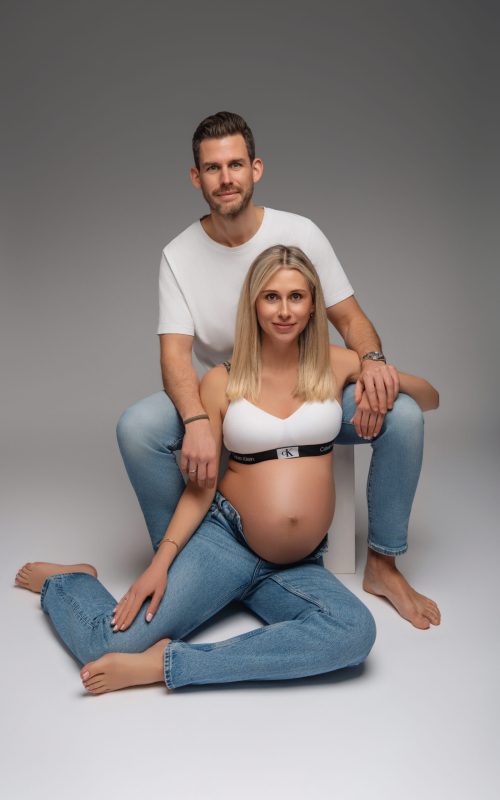 Babybauchshooting mit Jeans