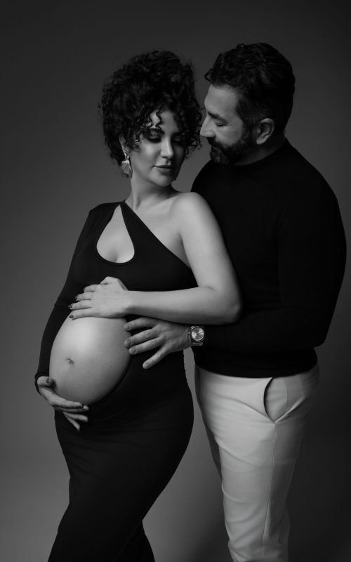 Babybauchshooting schwarz weiß