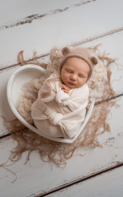 Newbornshooting in Herzschale