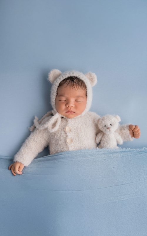 Newbornshooting mit Teddymütze