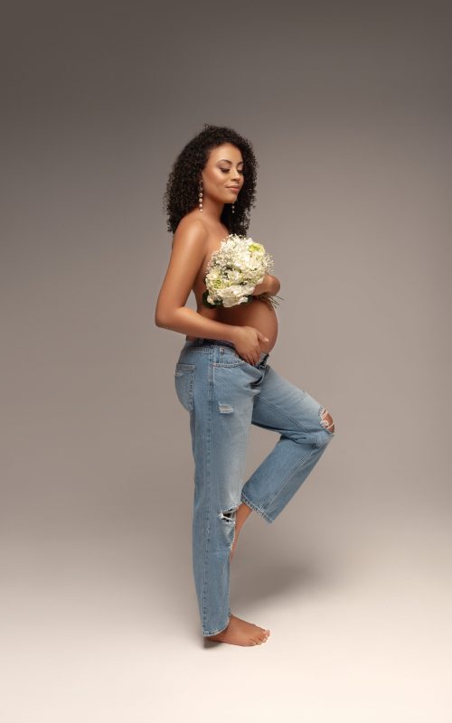 Babybauchshooting mit Blumenstrauß